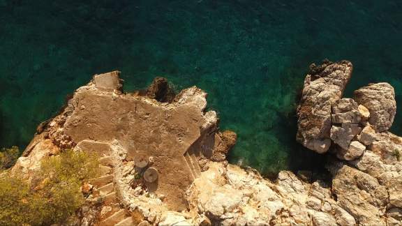 There are many interesting coves to discover in Agistri