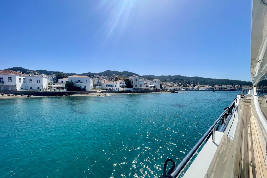 Motor yacht ANKA arrives at Spetses, Greece
