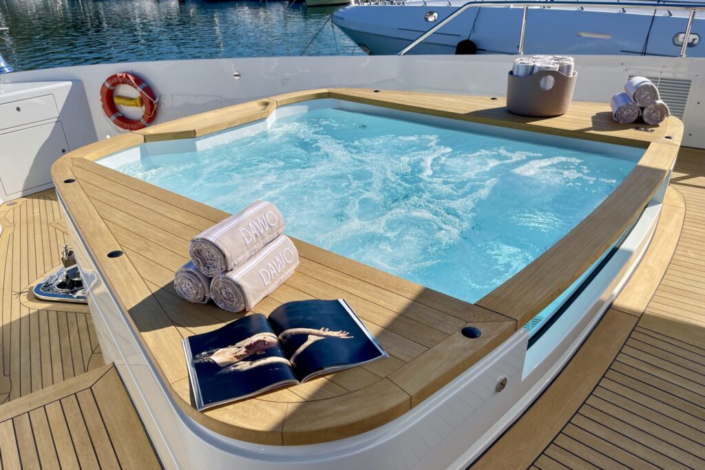 Jacuzzi on Superyact DAWO.