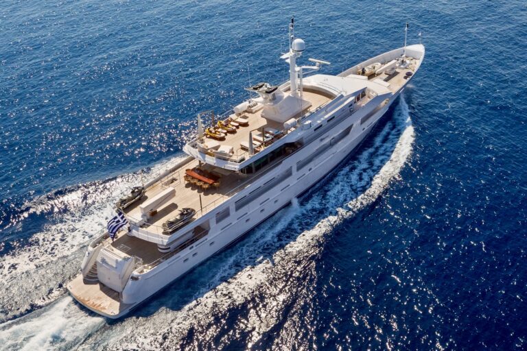 luxury-charter-yacht-onatalina-underway