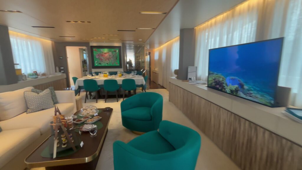 Saloon and dining area on the Sanlorenzo RARE DIAMOND