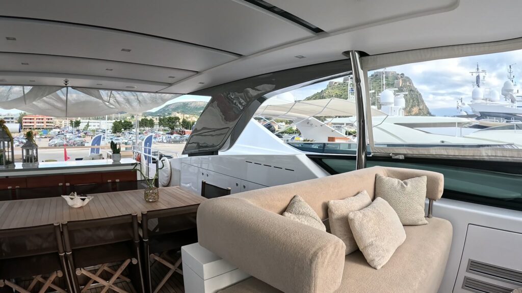 Flybridge lounge and bar on the Sanlorenzo RARE DIAMOND