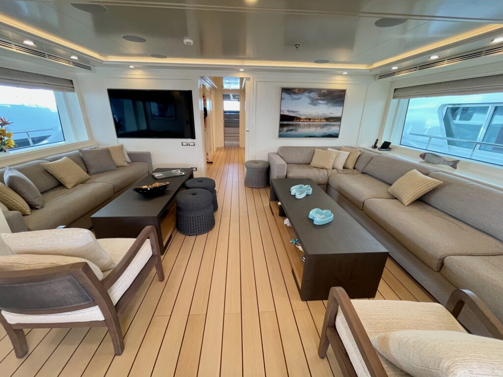 BOJI, the main saloon with its two long sofas