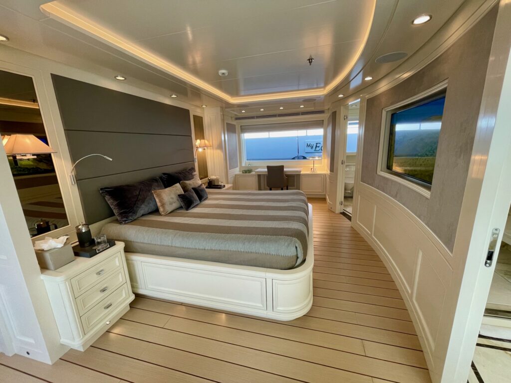 BOJI, the master cabin and its 2-metre bed