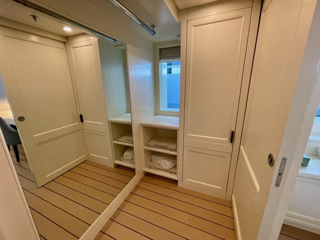 BOJI, the master corridor and wardrobes