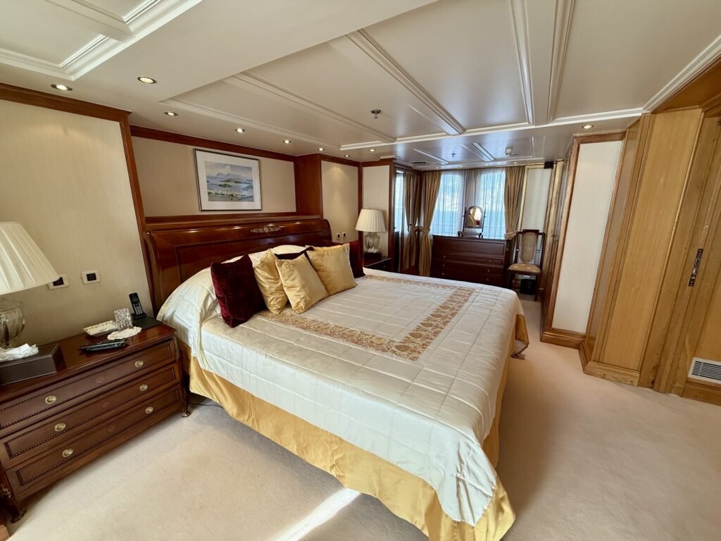 CHRISTINA O, the Onassis Suite bed