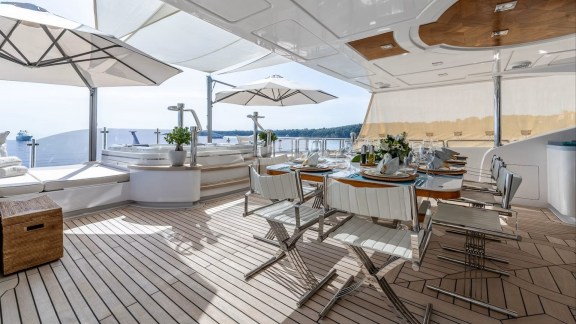 Deck Jacuzzi and Dining