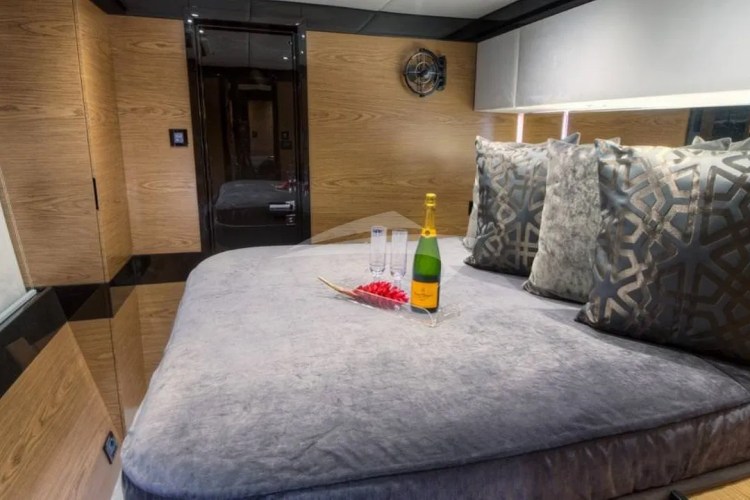 Queen guest cabin
