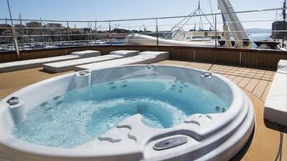 Deck Jacuzzi