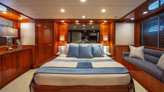 Motor Yacht Divine VIP Cabin