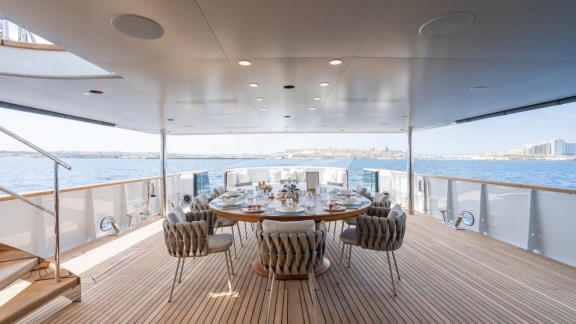 Main deck al fresco dining