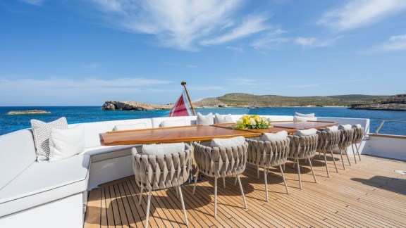 Upper deck al fresco dining