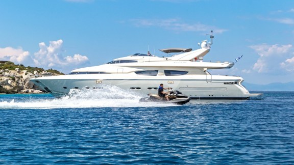 Motor Yacht Divine external