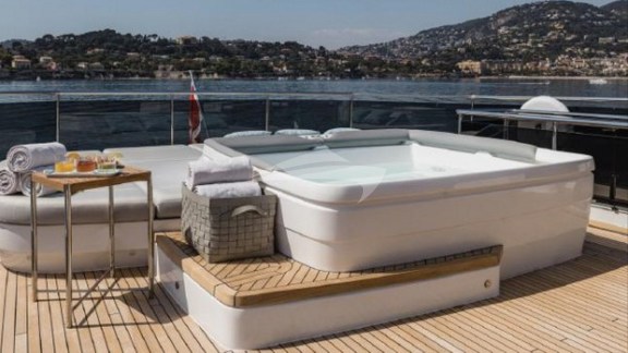 Deck Jacuzzi