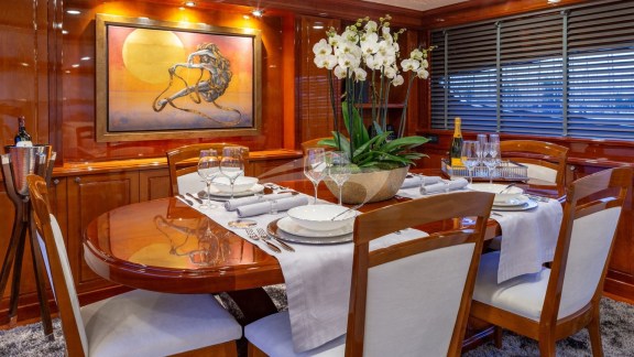Motor Yacht Divine dinning area