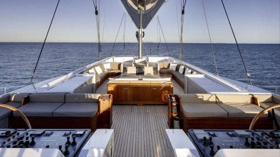 Deck seating and cockpit