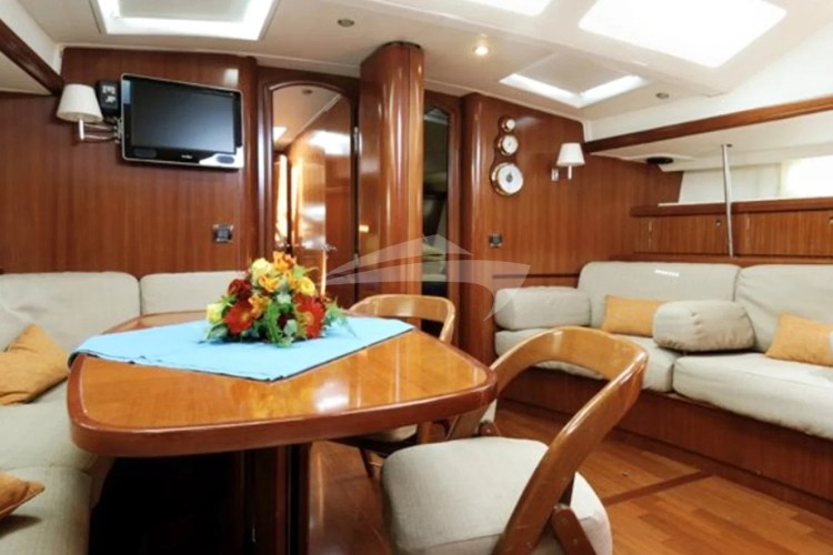 The large & commodious saloon on Starlight