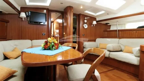 The large & commodious saloon on Starlight