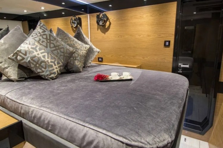 Queen guest cabin
