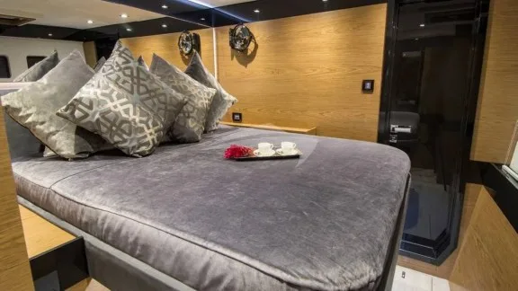 Queen guest cabin