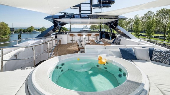 Deck Jacuzzi