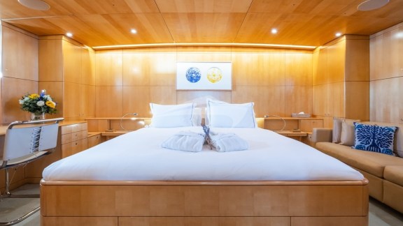 Full beam master stateroom