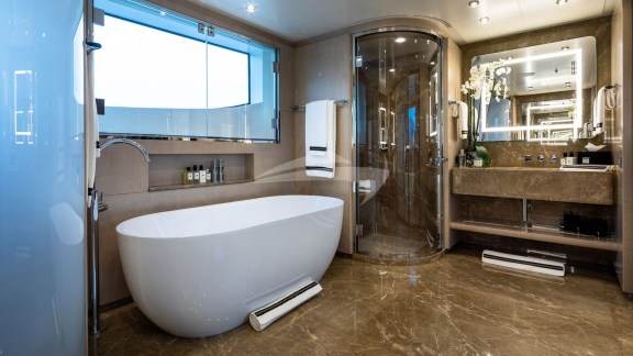 Motor Yacht TRIUMPH bathroom