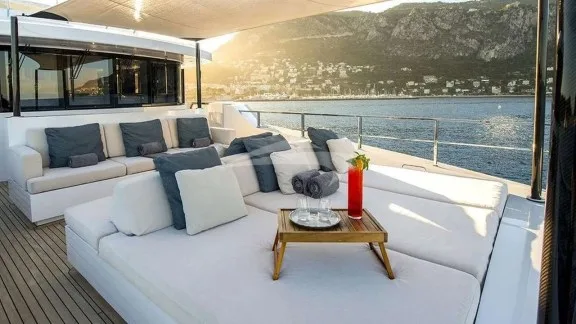 Foredeck Lounge Area
