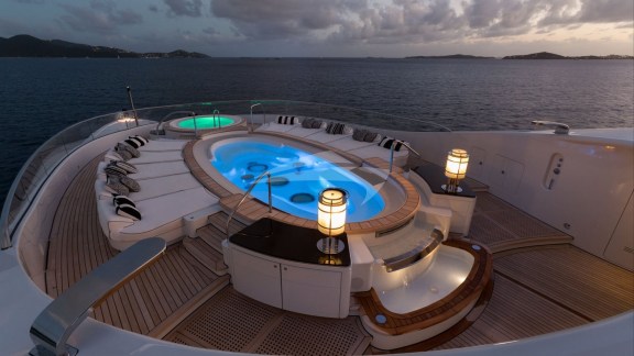 Sundeck and jacuzzi