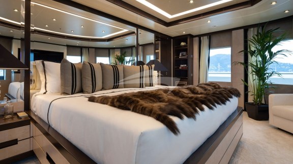 Motor Yacht TRIUMPH master