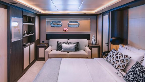 Image of OVAL yacht #33