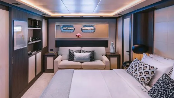 Image of OVAL yacht #33