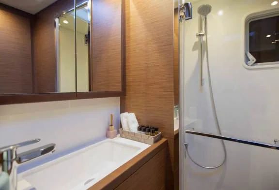 PHANTOM Guest Bathroom