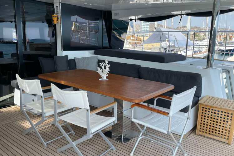 Aft deck flexible dining space