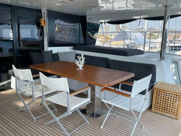 Aft deck flexible dining space