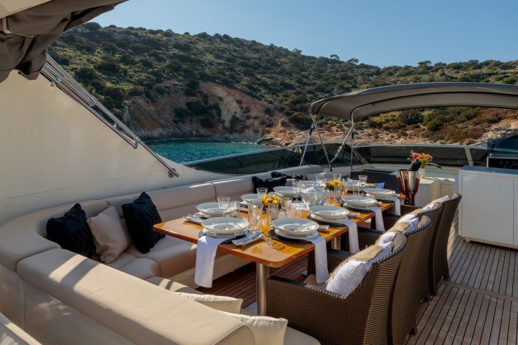 Sun deck dining