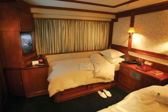 Callisto_Twin_Cabin