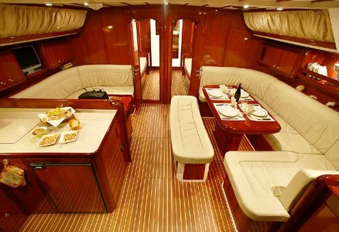 MYTHOS II Salon