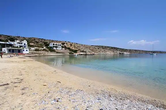 A beach in Agios Georgios - Carlo Pelagalli via Wikimedia.
