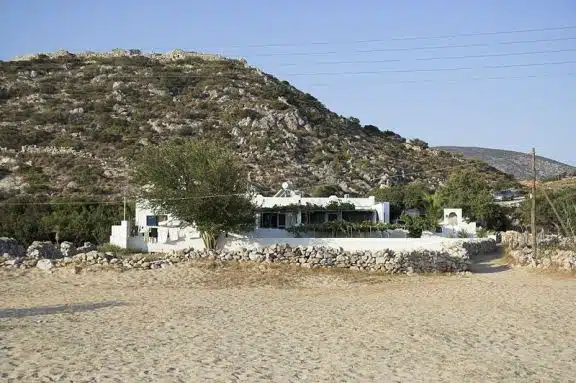 Small castle at Livadhi - Zde via Wikimedia.