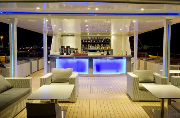Top-deck Bar onboard Luxury Motor Yacht VARIETY VOYAGER