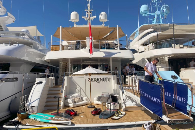 Top 10 Luxury Yacht Charter Amenities: Jet Ski, Jacuzzi, Spa, Sauna, Cinema