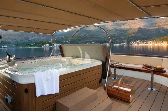 Motor Yacht DONNA DEL MARE Jacuzzi