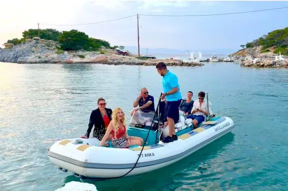 Guests from motor yacht ANKA arrive at the beach bar in the tender