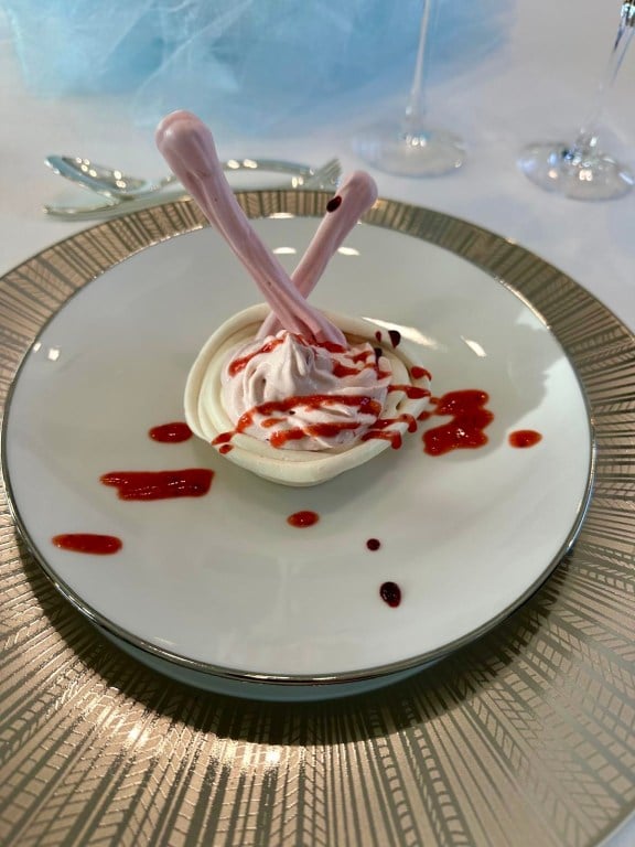 M/Y HAKUNA MATATA serves Pavlova with fresh strawberry cream.