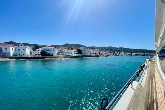 Motor yacht ANKA arrives at Spetses, Greece