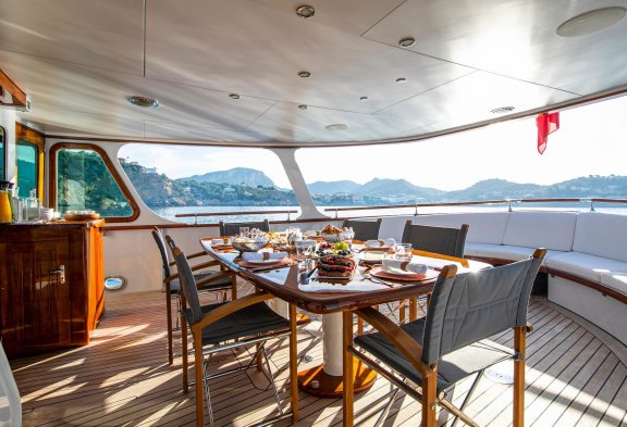 HEAVENLY DAZE Aft Deck