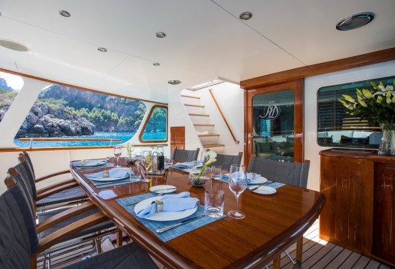 HEAVENLY DAZE Aft Deck Dining