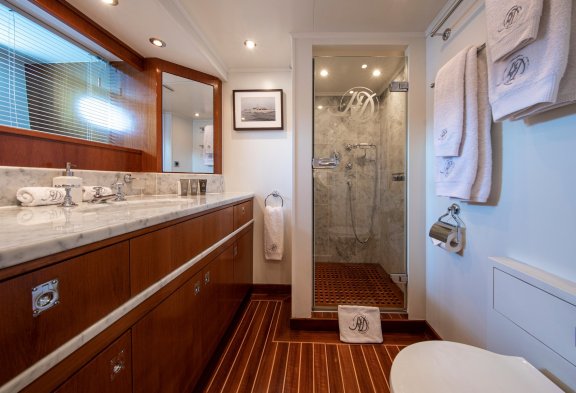 HEAVENLY DAZE Guest Bathroom