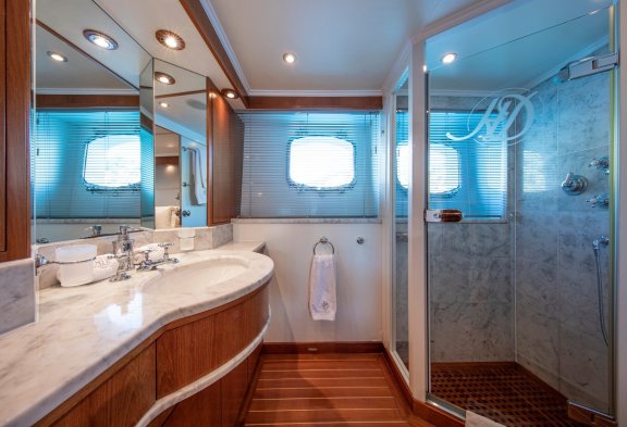 HEAVENLY DAZE Guest Bathroom